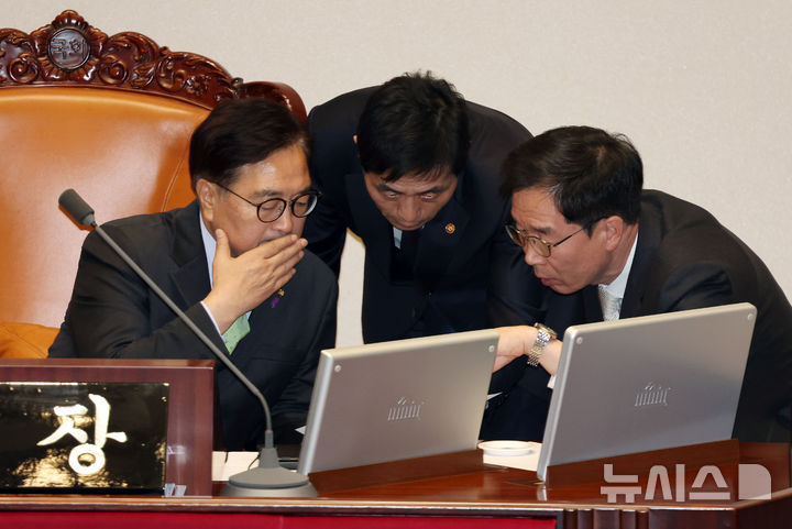 [서울=뉴시스] 고승민 기자 = 우원식 국회 의장이 7일 서울 여의도 국회에서 김건희 여사 특검 및 윤석열 대통령 탄핵소추안을 안건으로 열린 제418회 국회(정기회) 제17차 본회의에서 김민기 사무총장 등과 대화를 하고 있다. 2024.12.07. kkssmm99@newsis.com