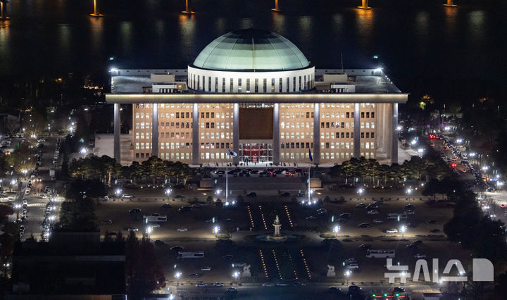 [서울=뉴시스] 황준선 기자 = 윤석열 대통령의 탄핵소추안 표결이 진행중인 7일 밤 서울 여의도 국회가 불을 밝히고 있다. 2024.12.07. hwang@newsis.com