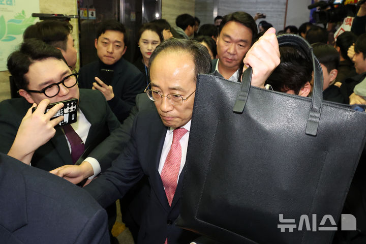 [서울=뉴시스] 조성우 기자 = 사퇴 의사를 밝힌 추경호 국민의힘 원내대표가 7일 오후 서울 여의도 국회에서 열린 의원총회가 끝난 뒤 나서고 있다. 이날 본회의에 상정된 윤석열 대통령에 대한 탄핵 소추안은 국민의힘 표결 불참에 따른 의결정족수(200명) 미달로 '투표 불성립'으로 투표 종료 선언됐다. 2024.12.07. xconfind@newsis.com