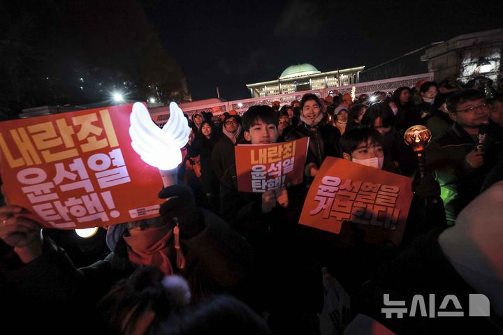 [서울=뉴시스] 정병혁 기자 = 7일 서울 영등포구 국회 앞에서 열린 '내란죄 윤석열 퇴진! 국민주권 실현! 사회대개혁! 국민촛불대행진'에서 시민들이 윤석열 대통령 탄핵안에 대한 국민의힘 의원들의 투표를 촉구하며 구호를 외치고 있다. 2024.12.07. jhope@newsis.com