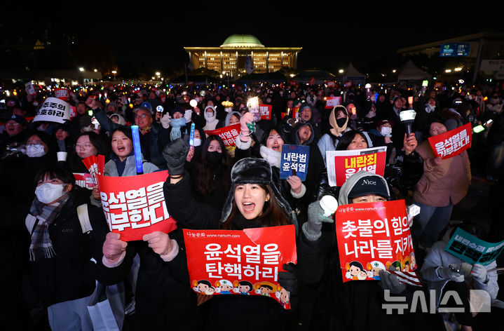 [서울=뉴시스] 황준선 기자 =지난 7일 서울 여의도 국회 앞에서 열린 '내란죄 윤석열 퇴진! 국민주권 실현! 사회대개혁! 국민촛불대행진'에 시민들이 윤석열 대통령의 탄핵을 촉구하고 있다. 2024.12.07. hwang@newsis.com