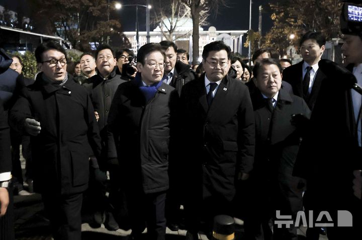 [서울=뉴시스] 정병혁 기자 = 이재명 더불어민주당 대표와 박찬대 원내대표를 비롯한 민주당 의원들이 7일 서울 영등포구 국회에서 윤석열 대통령 탄핵안 관련 본회의를 마친 뒤 시민들을 만나기 위해 국회를 나서고 있다. 2024.12.07. jhope@newsis.com