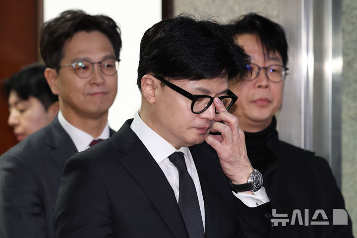 [서울=뉴시스] 권창회 기자 = 한동훈 국민의힘 대표가 7일 오후 서울 여의도 국회에서 윤석열 대통령 임기 단축 로드맵을 발표하며 안경을 고쳐쓰고 있다. 2024.12.07. kch0523@newsis.com