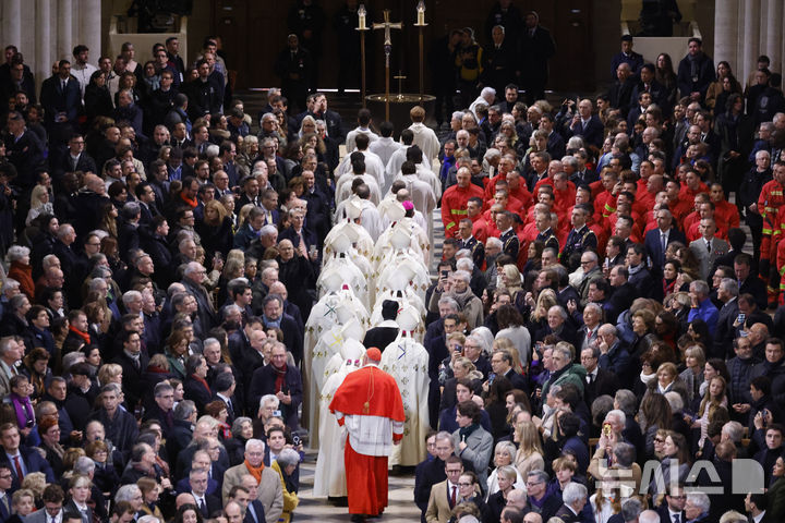 [파리=AP/뉴시스] 건축된지 861년만인 2019년 4월 15일에 화재로 무너진 프랑스 파리의 명물 노트르담 사원이 5년 동안의 복원공사를 마치고 재개관 의식에서 사제들이 제단 앞으로 행진하고 있다.&nbsp; 이 자리에는 에마뉘엘 마크롱 프랑스 대통령, 트럼프 미국 대통령 당선인과 볼로디미르 젤렌스키 우크라이나 대통령을 비롯한 수많은 국내외 인사들이 참석했다. 2024. 12.08. 