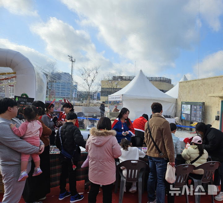 [시흥=뉴시스] 경기과학기술대와 함께 한 지역 축제 현장. (사진=시흥시 제공). 2024.12.08.photo@newsis.com 