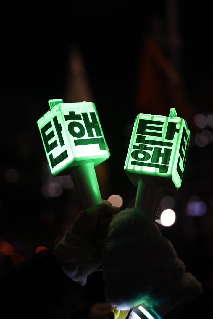 믐뭔봄·빙키봉·덤벨봉…K팝 아이돌 응원봉 여의도 상봉, 집회문화 최고봉