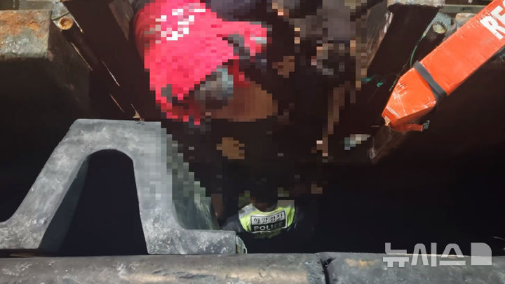 8일 목포해경이 바다에 빠진 선원을 구조하고 있다. (사진=목포해양경찰서 제공) 2024.12.08. photo@newsis.com *재판매 및 DB 금지