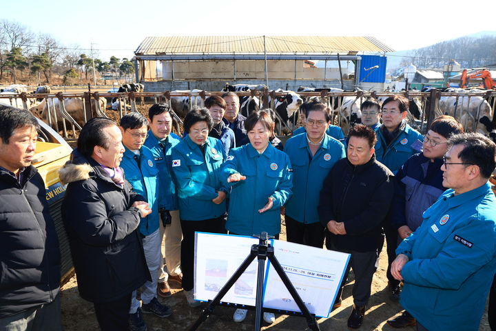 [서울=뉴시스] 배훈식 기자 = 송미령 농림축산식품부 장관이 8일 경기 이천시의 한 축산농가를 찾아 대설 피해와 응급복구 상황을 점검하고 있다. (사진=농림축산식품부 제공) 2024.12.08. photo@newsis.com *재판매 및 DB 금지