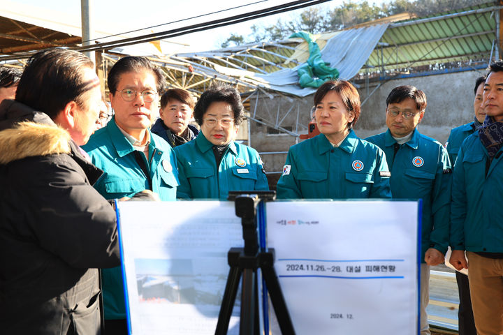 [서울=뉴시스] 배훈식 기자 = 송미령 농림축산식품부 장관이 8일 경기 이천시의 한 축산농가를 찾아 대설 피해와 응급복구 상황을 점검하고 있다. (사진=농림축산식품부 제공) 2024.12.08. photo@newsis.com *재판매 및 DB 금지