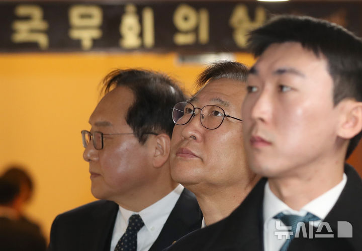 [서울=뉴시스] 배훈식 기자 = 박성제 법무부 장관이 8일 오후 서울 종로구 정부서울청사에서 열린 국무위원 간담회를 마친 후 나와 엘리베이터를 기다리고 있다. (공동취재) 2024.12.08. photo@newsis.com