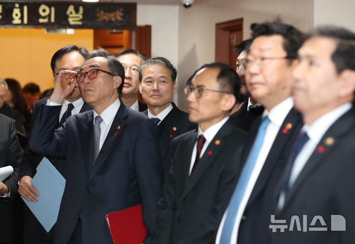 [서울=뉴시스] 배훈식 기자 = 조태열(왼쪽) 외교부 장관을 비롯한 국무위원들이 8일 오후 서울 종로구 정부서울청사에서 열린 국무위원 간담회를 마친 후 나와 엘리베이터를 기다리고 있다. (공동취재) 2024.12.08. photo@newsis.com