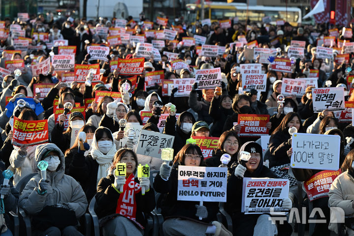 [광주=뉴시스] 박기웅 기자 = 8일 오후 광주 동구 5·18민주광장에서 열린 정권 퇴진 5차 총궐기 대회에 참석한 시민들이 윤석열 대통령 탄핵소추안 무산을 규탄하며 즉각적인 퇴진을 촉구하고 있다. 2024.12.08 pboxer@newsis.com