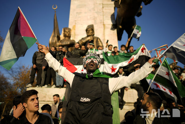[이스탄불=AP/뉴시스] 8일(현지시각) 시리아의 바샤르 알아사드 독재 정권이 붕괴된 가운데 튀크리예 이스탄불에서 사람들이 시리아 정부의 몰락을 축하하기 위해 모여들고 있다. 2024.12.09.