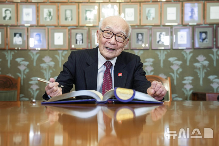 [오슬로(노르웨이)=AP/뉴시스]다나카 데루미 일본 원수폭피해자단체협의회(日本被團協·니혼히단쿄) 대표위원이 노벨평화상 시상식에 앞서 9일(현지시각) 노르웨이 오슬로에서 방명록에 서명하고 있다. 2024.12.10.