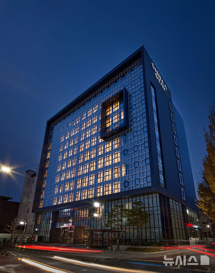 [서울=뉴시스] 신라스테이 전주 야간 전경. (사진= 신라스테이 전주 제공)