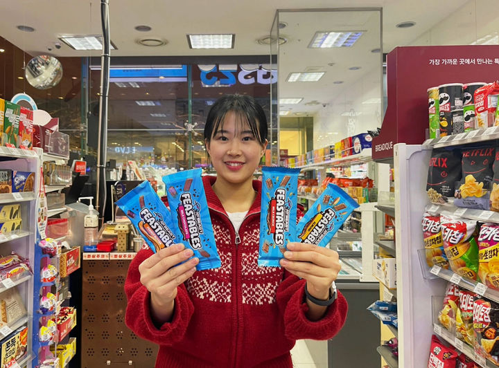 [서울=뉴시스] 편의점 GS25가 전 세계 유튜브 구독자수 1위 유튜버 '미스터비스트'가 새롭게 선보이는 프리미엄 초콜릿 피스터블을 선보인다고 9일 밝혔다. (사진=GS리테일 제공) *재판매 및 DB 금지