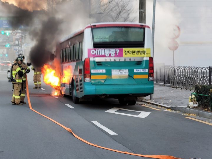 [진주=뉴시스]진주 시내버스 화재.(사진=독자제공).2024.12.09.photo@newsis.com *재판매 및 DB 금지