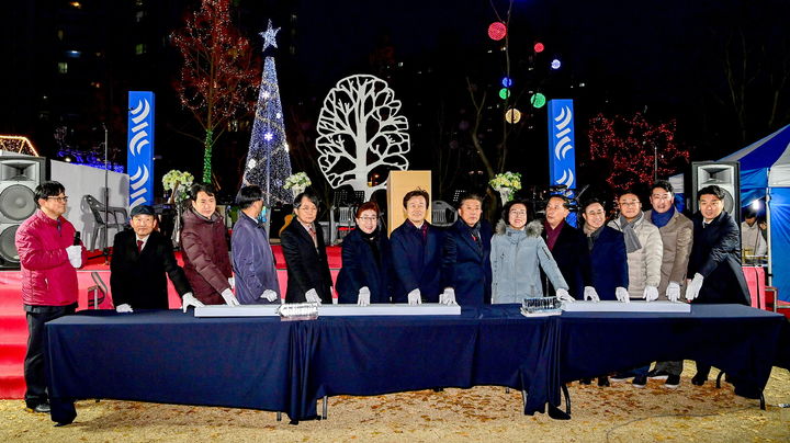 [진주=뉴시스]제9회 진주크리스마스트리 참빛문화축제 개막.(사진=참빛문화축제 위원회 제공).2024.12.09.photo@newsis.com *재판매 및 DB 금지