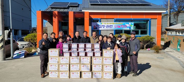 [밀양=뉴시스] 가곡동 도시재생 거버넌스 조직이 지역 내 취약계층에 김장김치와 라면 나눔 실천을 하고 있다. (사진=밀양시 제공) 2024.12.09. photo@newsis.com *재판매 및 DB 금지