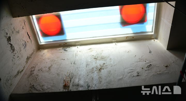 [청주=뉴시스] 서주영 기자 =&nbsp; 9일 청주역사전시관의 지하주차장 천장이 누수로 인해 페인트가 벗겨져 있다. 2024.12.09. juyeong@newsis.com 