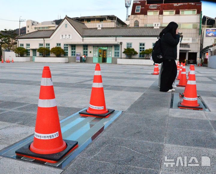 [청주=뉴시스] 서주영 기자 = 9일 청주역사전시관 앞 광장에 설치된 채광창 2024.12.09. juyeong@newsis.com *재판매 및 DB 금지