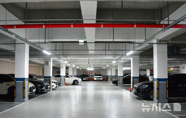 [청주=뉴시스] 서주영 기자 =&nbsp; 9일 청주시도시재생허브센터 지하주차장. 사용이 일부 제한된 청주역사전시관 주차장과 달리 말끔한 모습이다. 2024.12.09. juyeong@newsis.com *재판매 및 DB 금지