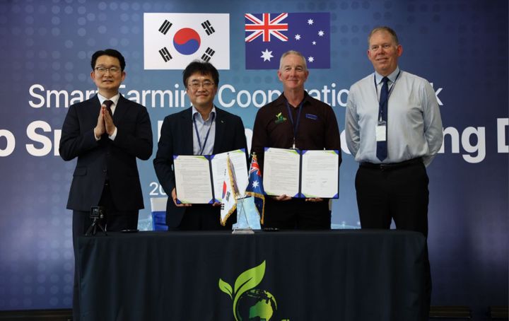 (좌측 두번째 )이수화학 주봉진 대표이사, (좌측 세번째) 어스픽스 오차드 대표이사.. (사진=이수화학 제공) *재판매 및 DB 금지