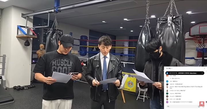 [서울=뉴시스]유튜버 '신 남성연대'(구독자 약 55만2000명)와 '고기남자'(구독자 약 163만명)는 지난 7일 인천의 한 체육관에서 만나 격투 대결을 벌였다. (사진=B 유튜브 채널 캡처) 2024.12.09. photo@newsis.com *재판매 및 DB 금지