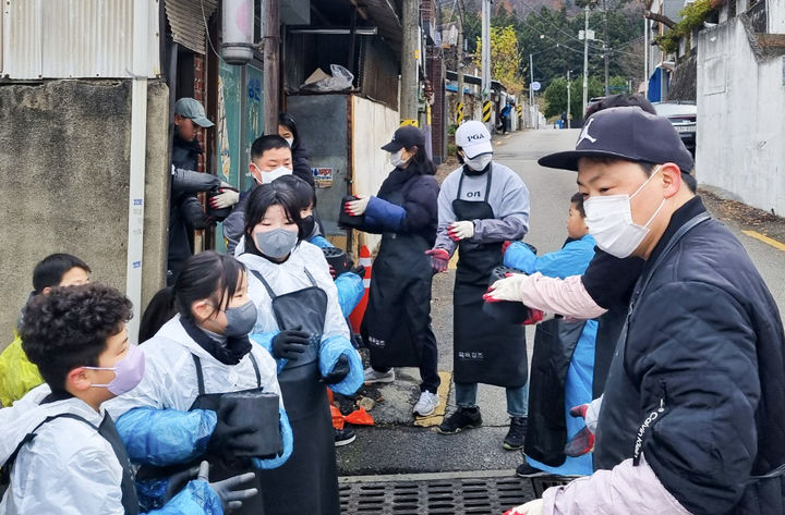 [전주=뉴시스] 지난 7일 현대자동차 전주공장 봉사단체인 '사랑나눔회' 회원과 가족들이 전북 전주시 완산구 동완산동 일대에서 취약계층을 위한 연탄 배달 활동을 진행하고 있다. (사진=현대자동차 전주공장 제공) 2024.12.09. photo@newsis.com *재판매 및 DB 금지