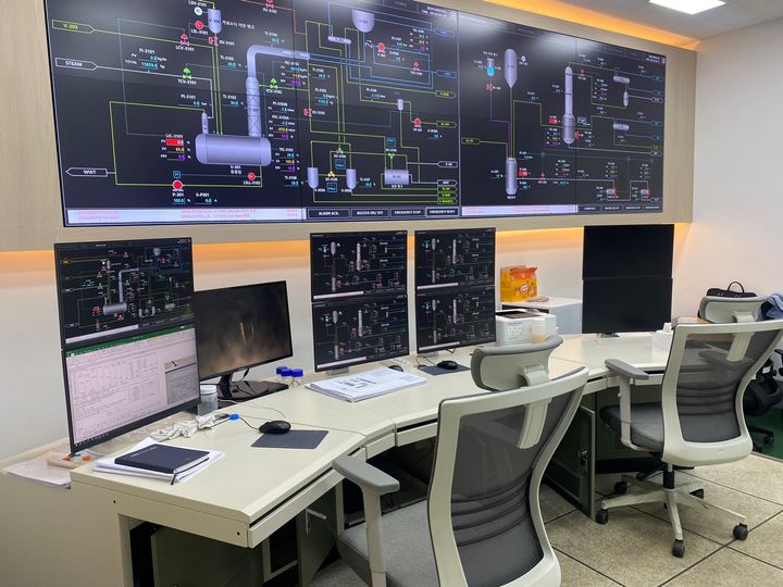 [부산=뉴시스] 나일론 섬유 실증 테스트 베드 컨트롤룸 전경. (사진=부산테크노파크 제공) 2024.12.09. photo@newsis.com *재판매 및 DB 금지