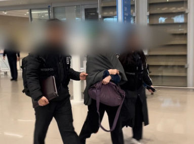 [제주=뉴시스] 제주경찰청이 지난해 11월27일 인천국제공항에서 '제주 랜딩카지노 145억원 도난 사건' 주범을 체포해 송환하고 있다. (사진=제주경찰청 제공) 2024.12.09. photo@newsis.com *재판매 및 DB 금지
