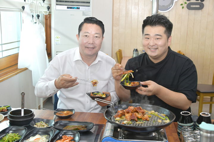 [순창=뉴시스] 순창고추장불고기 레시피를 개발한 이원일 쉐프(오른쪽)와 최영일 순창군수(왼쪽). *재판매 및 DB 금지