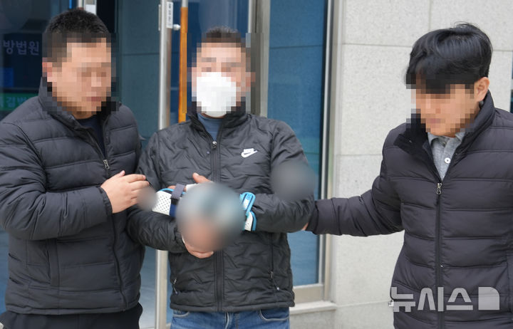 [청주=뉴시스] 연현철 기자 = 평소 알고 지내던 60대 여성을 흉기로 살해한 혐의로 구속영장이 청구된 A(50대)씨가 9일 청주지방법원에서 구속 전 피의자 심문(영장실질심사)을 받은 뒤 건물 밖으로 나오고 있다. 2024.12.09. yeon0829@newsis.com