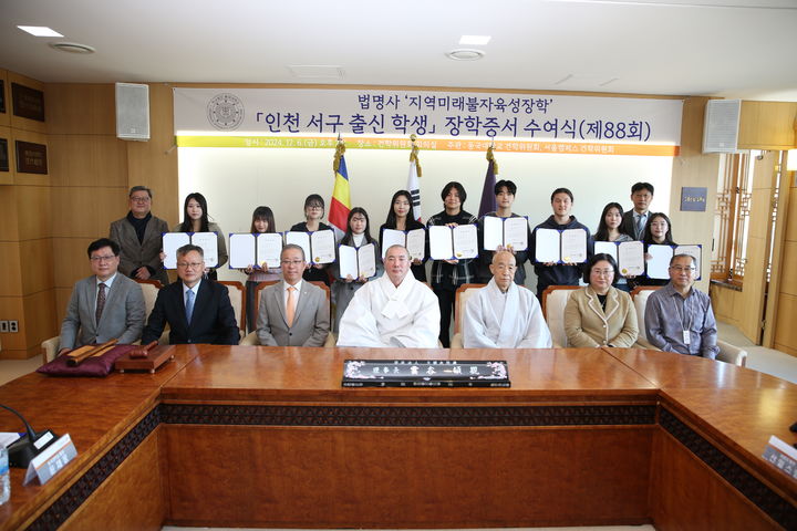 학교법인 동국대학교 이사장 돈관스님(왼쪽 네 번째)과 법명사 회주 선일스님(오른쪽 세 번째)이 기부증서 전달식 후 기념촬영을 하고 있다. (사진=동국대 제공) *재판매 및 DB 금지