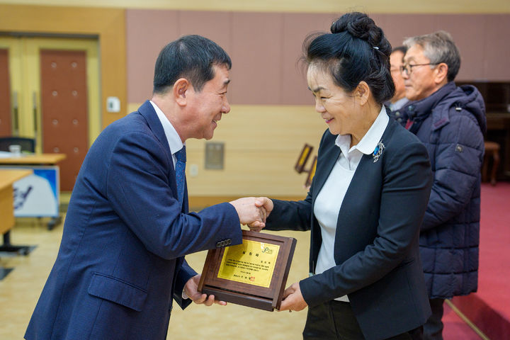 [증평=뉴시스] 이재영(왼쪽) 충북 증평군수가 9일 오후 군청 대회의실에서 유공 납세자에게 표창장을 수여하고 있다. 지방세심의위원회 심의를 거쳐 군이 선정한 유공납세자는 법인 3곳과 개인 3명이다. (사진=증평군 제공) 2024.12.09. photo.newsis.com&nbsp;&nbsp; *재판매 및 DB 금지