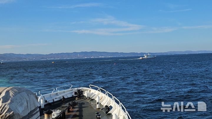 [경주=뉴시스] 안병철 기자 = 9일 오전 5시43분께 경북 경주시 감포항 남동쪽 약 6㎞ 해상에서 29t급 어선 금광호(승선원 8명·감포 선적)와 456t급 모래운반선 태천2호(승선원 10명·울산 선적)가 충돌해 금광호가 전복됐다. 해경이 금광호를 인근 항으로 예인하고 있는 있다. (사진=포항해양경찰서 제공) 2024.12.09. photo@newsis.com