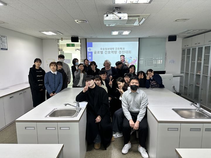 [대전=뉴시스] 우송정보대 글로벌 간호역량 경진대회에 출전한 간호학과 학생들. (사진=우송정보대 제공) 2024.12.09. photo.newsis.com *재판매 및 DB 금지