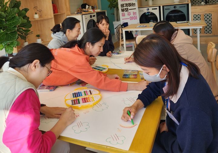 [괴산=뉴시스] 충북 괴산군 칠성면(면장 신미선)이 여성소통공간 '두런두런'에서 주민을 대상으로 문화예술 프로그램 '어반스케치'를 운영하고 있다. 펜과 물감을 이용해 도시와 자연의 일상적인 풍경을 스케치하는 기본기를 배우는 프로그램이다. (사진=괴산군 제공) 2024.12.09. photo.newsis.com *재판매 및 DB 금지