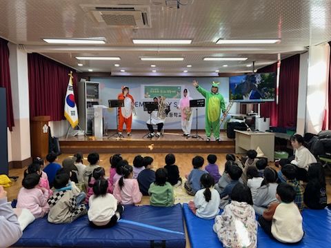 [안동=뉴시스] 9일 울릉초등학교 병설유치원에서 '모락모락 온맘놀이터' 사업으로 문화공연이 열리고 있다. (사진=경북교육청 제공) 2024.12.09 photo@newsis.com *재판매 및 DB 금지