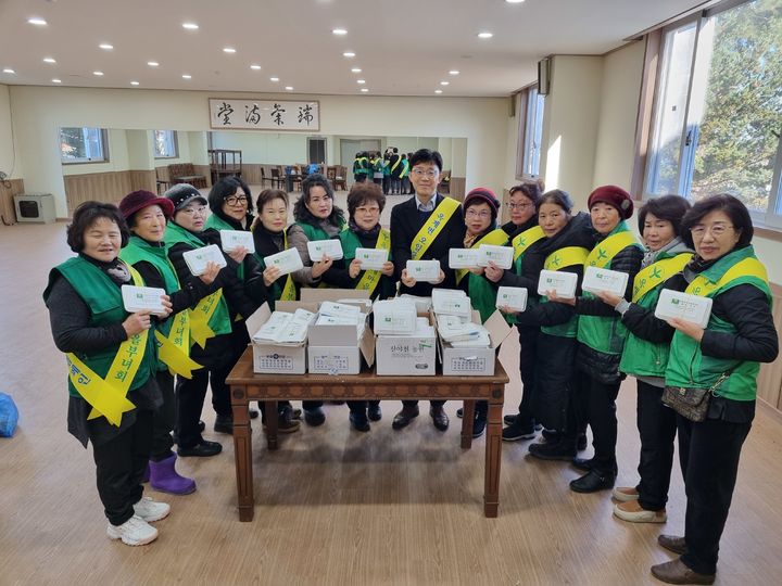 [강릉소식]옥계면새마을부녀회, 옥계오일장 장날 ‘떡 나눔’ 등