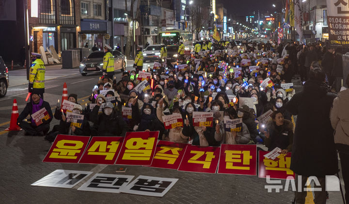 [전주=뉴시스] 강경호 기자 = 9일 전북 전주시 전주객사 풍패지관 앞에서 열린 비상계엄 선포 규탄 및 정권 퇴진 촛불집회에서 윤석열 대통령 퇴진을 촉구하는 많은 시민들이 참석해 촛불과 응원봉을 흔들며 환호하고 있다. 2024.12.09. lukekang@newsis.com