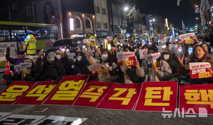 [전주=뉴시스] 강경호 기자 = 9일 전북 전주시 전주객사 풍패지관 앞에서 열린 비상계엄 선포 규탄 및 정권 퇴진 촛불집회에서 윤석열 대통령 퇴진을 촉구하는 많은 시민들이 참석해 촛불과 응원봉을 흔들며 환호하고 있다. 2024.12.09. lukekang@newsis.com