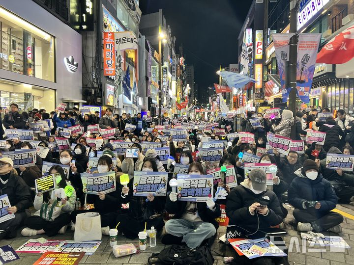 [부산=뉴시스] 원동화 기자 = 9일 부산 부산진구 서면 젊음의 거리에서 진행된 윤석열 퇴진(윤퇴진) 부산운동본부가 주최한 '내란공범 국힘당도 한 세트로 뿌리뽑자! 내란범 윤석열 탄핵 체포 부산시민대회'. 2024.12.09. dhwon@newsis.com