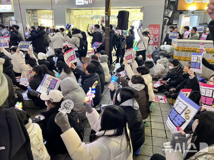 [부산=뉴시스] 원동화 기자 = 9일 부산 부산진구 서면 젊음의 거리에서 진행된 윤석열 퇴진(윤퇴진) 부산운동본부가 주최한 '내란공범 국힘당도 한 세트로 뿌리뽑자! 내란범 윤석열 탄핵 체포 부산시민대회'. 젊은 세대들이 한 손에는 '윤석열 즉각 퇴진' 팻말을, 다른 한 손에는 아이돌 가수의 응원봉을 들고 집회에 참석했다. 2024.12.09. dhwon@newsis.com