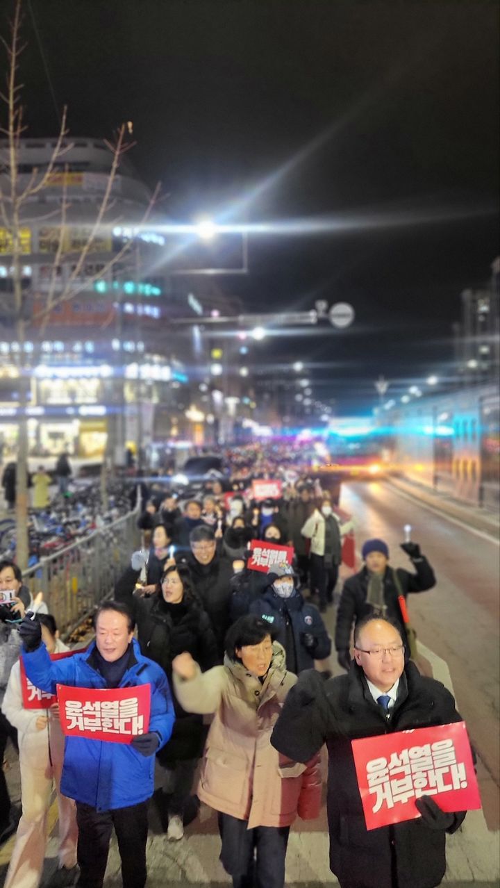 [세종=뉴시스] 송승화 기자 = 9일 세종시 도담동에서 나성동 국민의힘 세종시당 당사를 향해 행진하는 '세종행진' 집회 참가자들. 2024.12.09. ssong1007@newsis.com *재판매 및 DB 금지