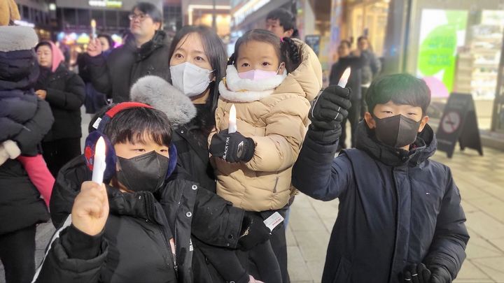 [세종=뉴시스] 송승화 기자 = 9일 세종시 도담동에서 열린 '세종행진'에 아이 3명과 함께 첨석한 주부가 집회 참가 이유를 설명하고 있다. 2024.12.09. ssong1007@newsis.com *재판매 및 DB 금지
