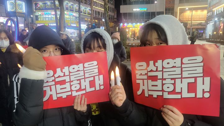 [세종=뉴시스] 송승화 기자 = 9일 세종시 도담동에서 열린 '세종행진'에 자신들을 '수능끝난고3연대'라고 밝히고 이 자리에 나온 이유를 설명하고 있다. 2024.12.09. ssong1007@newsis.com *재판매 및 DB 금지