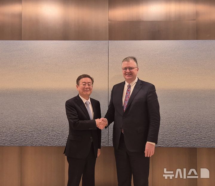 [서울=뉴시스] 조구래 외교부 외교전략정보본부장은 9일 일본 도쿄에서 한미일 북핵 고위급 협의 참석 계기 대니얼 크리튼브링크 미국 국무부 동아태차관보와 한미 북핵 고위급 협의를 가졌다. (사진= 외교부 제공) 2024.12.09. photo@newsis.com