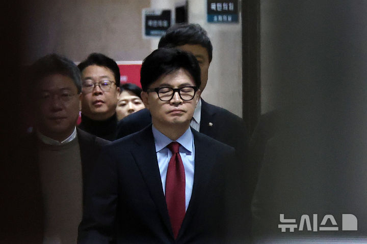 [서울=뉴시스] 조성우 기자 = 한동훈 국민의힘 대표가 9일 오전 서울 여의도 국회에서 열린 비공개 최고위원회의에 참석하고 있다. 2024.12.09. xconfind@newsis.com