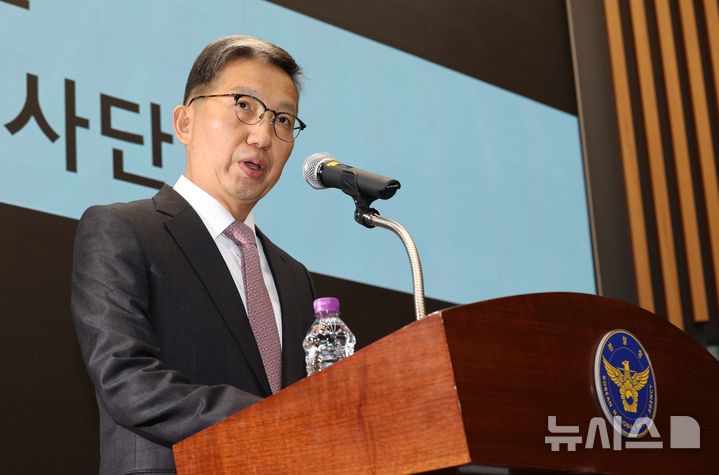[서울=뉴시스] 고범준 기자 = 우종수 경찰청 국가수사본부장이 9일 오전 서울 서대문구 경찰청에서 윤석열 대통령의 비상계엄 수사 상황과 관련 브리핑 하고 있다. 2024.12.09. bjko@newsis.com